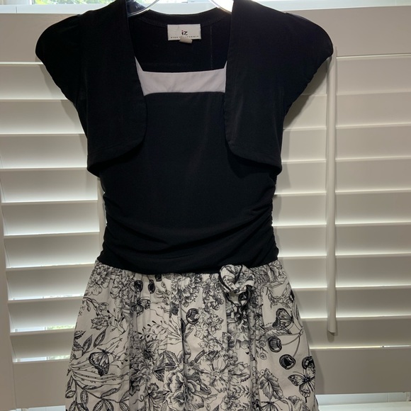 Classic Beautiful Dress - Picture 2 of 3